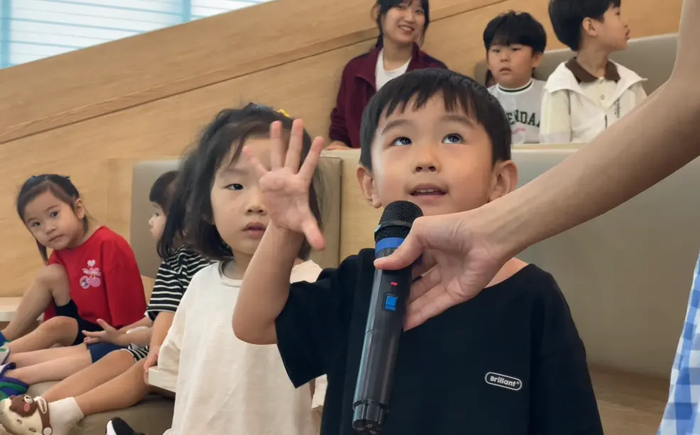 링글리 수업에서 마이크를 들고 발표하는 아이